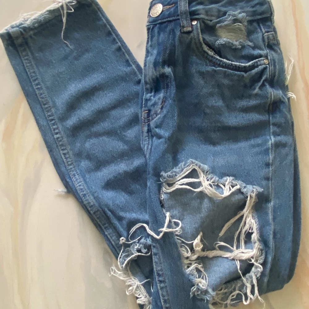 Ripped Mom Jeans l Washed Blue l 1 l Refuge